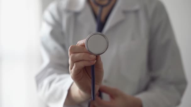 Doktor Steteskopunu Tutar Hastayı Muayene Etmek Için Ileri Alır Profesyonel — Stok video
