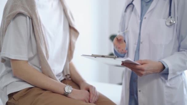 Arzt Und Patient Besprechen Perfekte Untersuchungsergebnisse Freundlicher Arzt Erklärt Der — Stockvideo