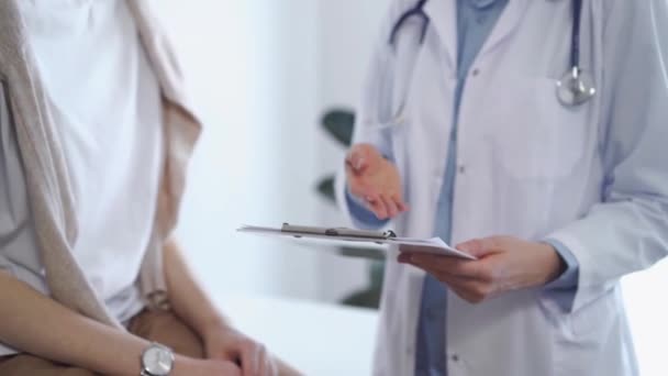Médico Paciente Discutiendo Resultados Exámenes Salud Perfectos Médico Amable Está — Vídeos de Stock