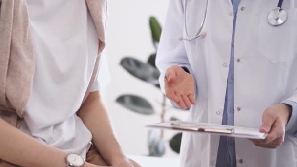 Dokter Patiënt Bespreken Perfecte Resultaten Van Gezondheidsonderzoeken Vriendelijke Arts Legt — Stockvideo