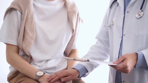 Dokter Patiënt Bespreken Perfecte Resultaten Van Gezondheidsonderzoeken Artsen Vrolijken Stellen — Stockvideo