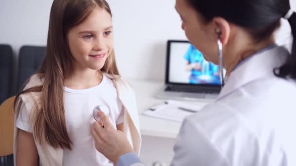 医生和病人快乐的笑着的小女孩在诊所里做日常的医疗检查 医学概念 — 图库视频影像