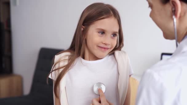 Lekarz Pacjent Szczęśliwa Uśmiechnięta Dziewczynka Jest Zwykłej Inspekcji Medycznej Klinice — Wideo stockowe