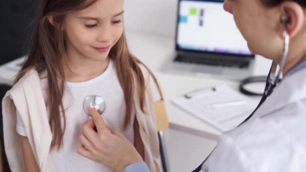 Лікар Пацієнт Щаслива Усміхнена Дівчинка Знаходиться Звичайному Медичному Огляді Клініці — стокове відео