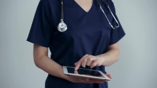 Doktor Kadın Klinikteki Muayenehanede Dikilirken Tablet Bilgisayar Kullanıyor Kapat Doktor — Stok video