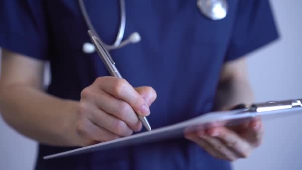 Doktor Kadın Tıbbi Almak Için Pano Kullanıyor Gri Arkaplanın Yanında — Stok video