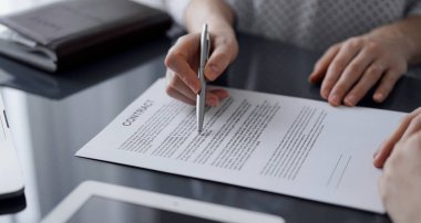 İş adamları ofiste oturup sözleşmeyi tartışıyor, kapatıyorlar. Toplantıda ortaklar ya da avukatlar birlikte çalışıyor. Takım çalışması ve ortaklık.