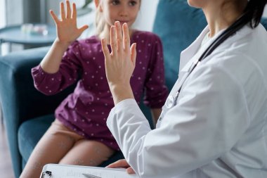 Doktor ve çocuk hasta 5 'i evde birbirlerine veriyorlar. Çocuk hasta her zamanki sağlık kontrolünde. Tıp, sağlık hizmetleri kavramları.