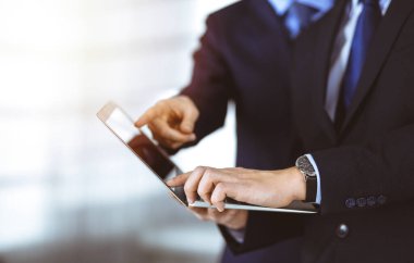 İş adamları, güneşli ve modern bir ofiste toplantının sunumunu tartışıyor. Meslektaşı ile birlikte bilinmeyen işadamı laptopta bazı bilgiler arıyor, avukatlar görüşmede.