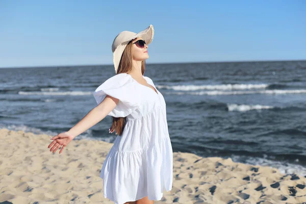 Glückliche Blonde Frau Steht Strand Des Meeres Weißem Kleid Und — Stockfoto
