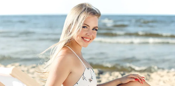 Happy Blonde Vrouw Ontspannen Een Houten Ligstoel Het Strand Van — Stockfoto