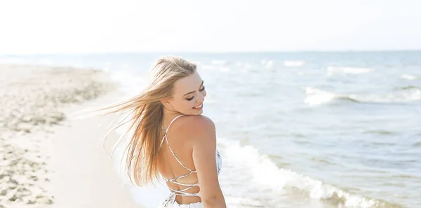 Szczęśliwa Blondynka Darmowym Szczęściu Błogość Plaży Ocean Stoi Prosto Pozowanie — Zdjęcie stockowe