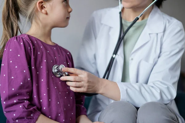 Boldog Mosolygós Gyerekbeteget Szokásos Orvosi Vizsgálaton Orvos Gyerek Beteg Otthon — Stock Fotó