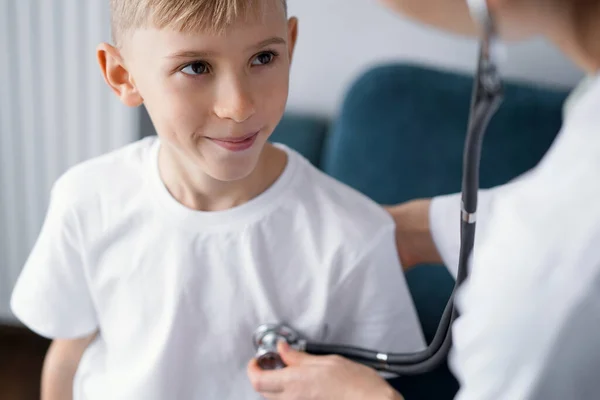Χαρούμενος Χαμογελαστός Ασθενής Στη Συνηθισμένη Ιατρική Εξέταση Γιατρός Και Παιδί — Φωτογραφία Αρχείου