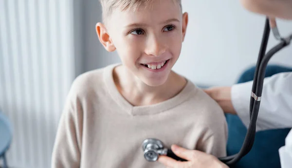 Dokter Vrolijke Glimlachende Kind Jongen Patiënt Thuis Medische Inspectie Geneeskunde — Stockfoto
