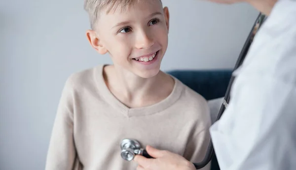 Врач Счастливый Улыбающийся Ребенок Пациент Домашней Медицинской Инспекции Медицина Концепции — стоковое фото