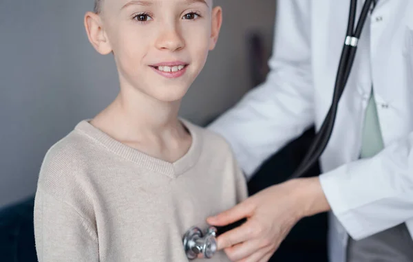 Lekarz Szczęśliwy Uśmiechnięty Chłopiec Pacjent Domu Inspekcji Medycznej Medycyna Koncepcje — Zdjęcie stockowe