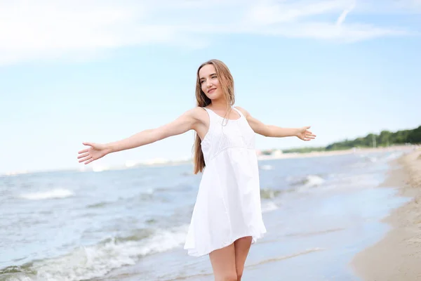 Щаслива Усміхнена Жінка Вільному Щасті Блаженства Океанічному Пляжі Стоїть Відкритими — стокове фото