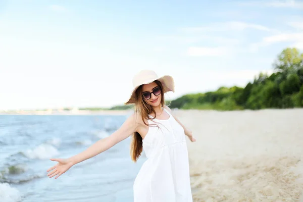 Glücklich Lächelnde Frau Freier Glückseligkeit Strand Mit Hut Sonnenbrille Und — Stockfoto