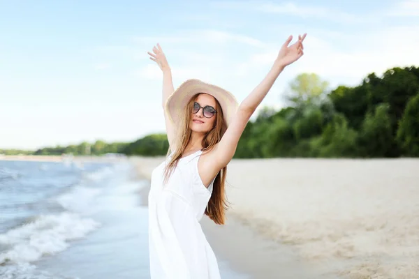 Šťastná Usměvavá Žena Svobodné Blaženosti Pláži Oceánu Stojí Kloboukem Slunečními — Stock fotografie