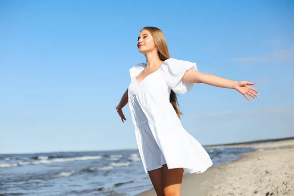 Glücklich Lächelnde Schöne Frau Steht Strand Des Meeres Einem Weißen — Stockfoto