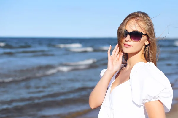 Happy Smiling Blonde Woman Posing Ocean Beach Sunglasses — Stock Photo, Image