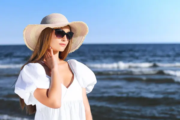 Mulher Loira Feliz Está Posando Praia Oceano Com Óculos Sol — Fotografia de Stock