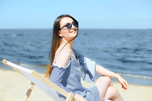 Šťastná Mladá Brunetka Žena Relaxuje Dřevěné Lehátko Pláži Oceánu Usmívá — Stock fotografie