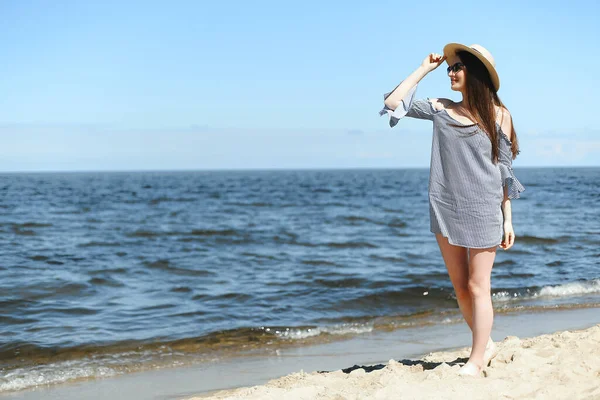 Счастливая Юная Брюнетка Стоящая Берегу Океана Улыбаясь Модных Шляпах Солнцезащитных — стоковое фото