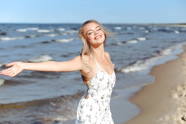 Šťastná Blondýna Krásná Žena Pláži Oceánu Stojí Bílých Letních Šatech — Stock fotografie