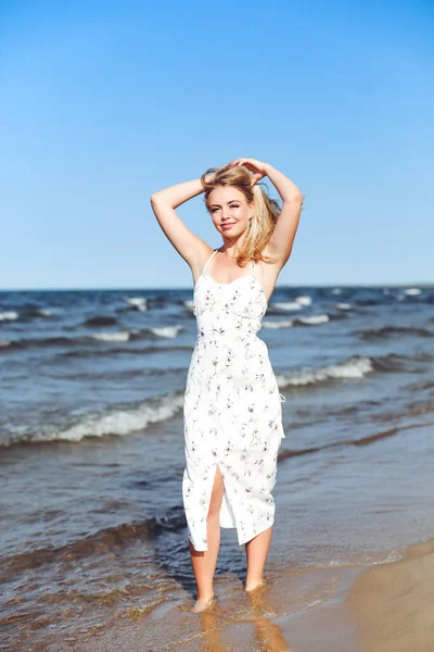 Šťastná Blondýnka Svobodném Štěstí Blaženost Pláži Oceánu Stojí Rovně Portrét — Stock fotografie