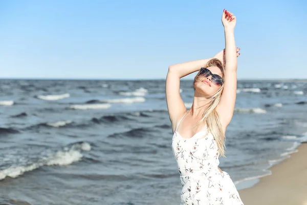 Mulher Loira Feliz Felicidade Livre Felicidade Praia Oceano Com Óculos — Fotografia de Stock