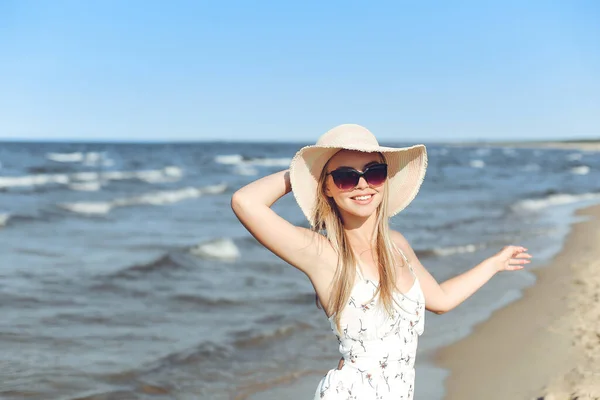 Szczęśliwa Blondynka Darmowej Szczęśliwej Błogości Oceanicznej Plaży Stojąca Okularach Kapeluszu — Zdjęcie stockowe