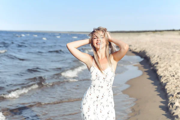 Mulher Loira Feliz Felicidade Livre Felicidade Praia Oceano Linha Reta — Fotografia de Stock
