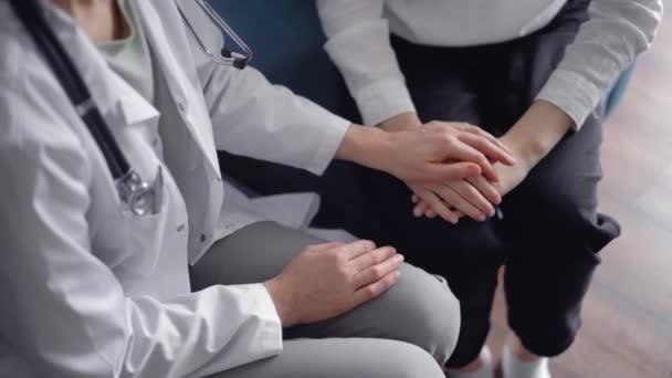 Doktor Uspokaja Pacjenta Siedząc Rozmawiając Czymś Blisko Siebie Niebieskiej Sofie — Wideo stockowe