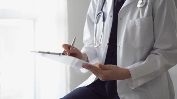Doktor Kadın Tıbbi Notlar Yazarken Beyaz Bir Panosu Kullanıyor Hastanenin — Stok video