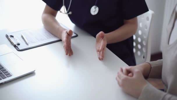 Doktor Hasta Klinikteki Yetenek Penceresinin Yanındaki Beyaz Masada Oturup Test — Stok video