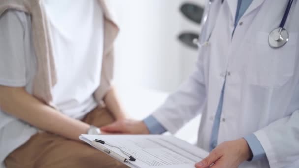 Docteur Patient Discutant Des Résultats Parfaits Des Examens Santé Médecin — Video