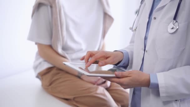 Doktor Hasta Yanında Otururken Tablet Bilgisayar Kullanıyor Bilinmeyen Kıdemli Hekim — Stok video