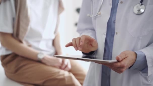 Doktor Používá Tablet Zatímco Pacient Sedí Poblíž Neznámý Starší Lékař — Stock video