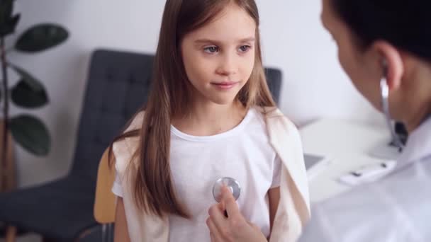 Docteur Patient Enfant Malheureux Fille Est Inspection Médicale Habituelle Clinique — Video