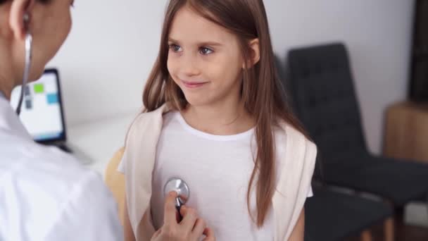 Dokter Patiënt Gelukkig Lachend Kind Meisje Gebruikelijke Medische Inspectie Kliniek — Stockvideo