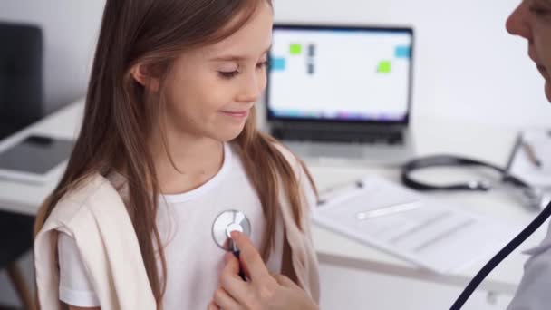 Docteur Patient Joyeux Sourire Enfant Fille Est Inspection Médicale Habituelle — Video