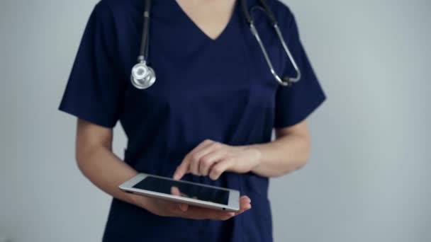 Doktor Kadın Klinikteki Muayenehanede Dikilirken Tablet Bilgisayar Kullanıyor Kapat Doktor — Stok video