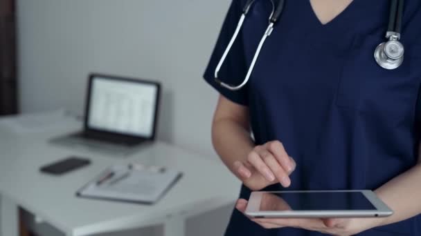Γιατρός Γυναίκα Χρησιμοποιεί Tablet Υπολογιστή Ενώ Στέκεται Στο Ιατρικό Γραφείο — Αρχείο Βίντεο