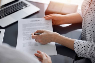 İş adamları ofiste oturup sözleşmeyi tartışıyor, kapatıyorlar. Toplantıda ortaklar ya da avukatlar birlikte çalışıyor. Takım çalışması ve ortaklık.