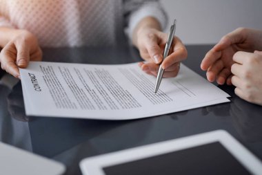İş adamları ofiste oturup sözleşmeyi tartışıyor, kapatıyorlar. Toplantıda ortaklar ya da avukatlar birlikte çalışıyor. Takım çalışması ve ortaklık.