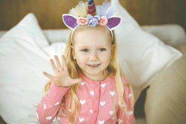 Doğum günü partisindeki sevimli küçük peri kız. Neşeli çocuk kameraya gülümsüyor.