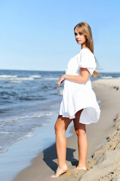 Šťastná Krásná Žena Pláži Oceánu Stojí Bílých Letních Šatech — Stock fotografie