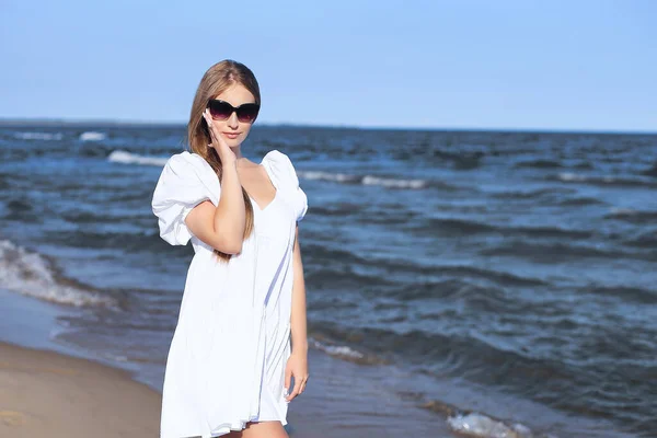 Szczęśliwa Uśmiechnięta Blondynka Pozuje Plaży Okularach Przeciwsłonecznych — Zdjęcie stockowe